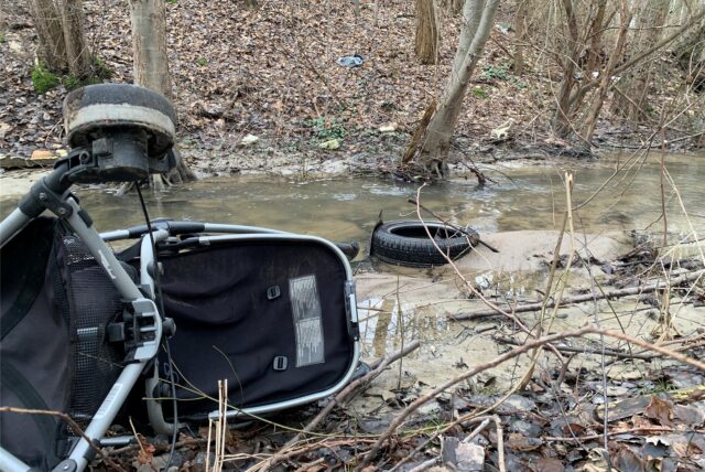 Kinderwagen und Autoreifen wurden im Landwehrbach entsorgt. Völlig unverständlich, findet unser Autor.