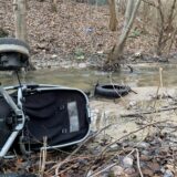 Kinderwagen und Autoreifen wurden im Landwehrbach entsorgt. Völlig unverständlich, findet unser Autor.