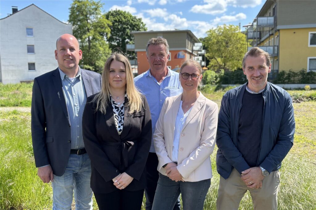 Andreas Marder, Josefine Herwig, Michael Fischer, Kerstin Lingg und Carsten Gröning auf dem Grundstück des Kindergartens am Pothmorgenweg in Dortmund-Huckarde. Andreas Marder, Josefine Herwig, Michael Fischer, Kerstin Lingg und Carsten Gröning auf dem Grundstück des Kindergartens am Pothmorgenweg in Dortmund-Huckarde.