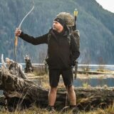 André Klausing hält Bogen in den Bergen