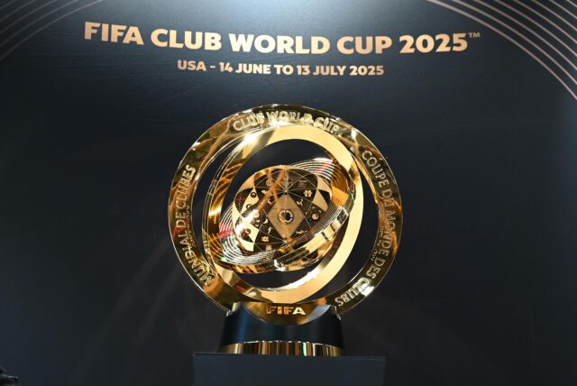 Der Pokal der FIFA Klub-WM 2025 ist während der „Trophy Tour“ in der FC Bayern World zu sehen.