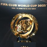 Der Pokal der FIFA Klub-WM 2025 ist während der „Trophy Tour“ in der FC Bayern World zu sehen.