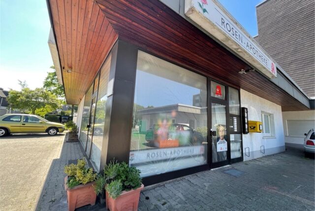 Die Fenster der „Rosen-Apotheke“ in der Jungferntalstraße in Huckarde sind mit Folie verhangen. Die Apotheke hat Ende März geschlossen.