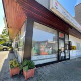 Die Fenster der „Rosen-Apotheke“ in der Jungferntalstraße in Huckarde sind mit Folie verhangen. Die Apotheke hat Ende März geschlossen.