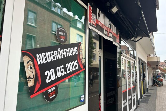 Scheiben von Haus des Döners mit Termin für Neueröfnfung