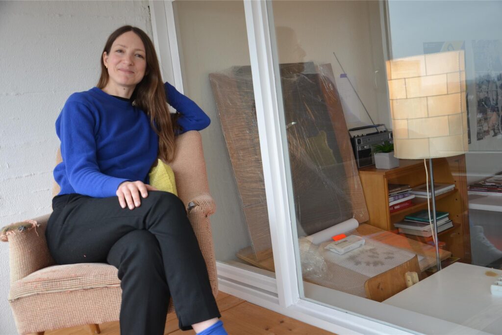 Nathalie Brum sitzt auf einem Sessel. Nathalie Brum sitzt auf einem Sessel.