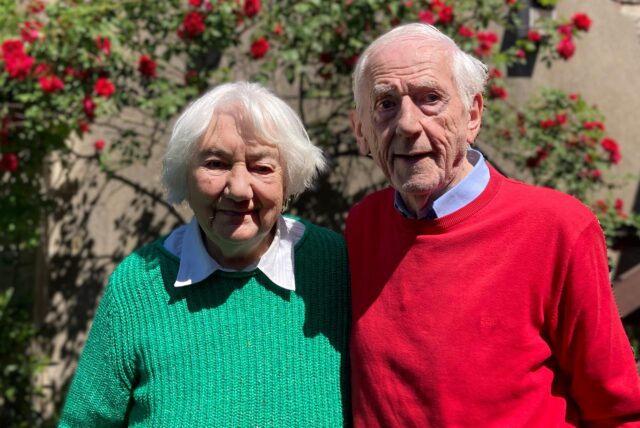 Kurz vor ihrer Eisernen Hochzeit feiern Alfons und Gisela Riepenhoff nebeneinander im Garten seines Elternhauses in Herten-Süd.