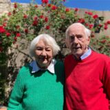 Kurz vor ihrer Eisernen Hochzeit feiern Alfons und Gisela Riepenhoff nebeneinander im Garten seines Elternhauses in Herten-Süd.