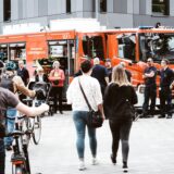 Passanten laufen Richtung eines Feuerwehrwagens.