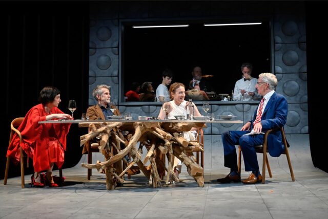 Im Nobelrestaurant treffen sich die beiden Ehepaare zum Problemgespräch – gespielt von (v. l.) Wiebke Mollenhauer, Ulrich Matthes, Maren Eggert und Bernd Moss.