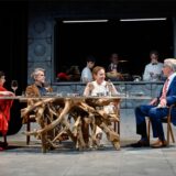 Im Nobelrestaurant treffen sich die beiden Ehepaare zum Problemgespräch – gespielt von (v. l.) Wiebke Mollenhauer, Ulrich Matthes, Maren Eggert und Bernd Moss.