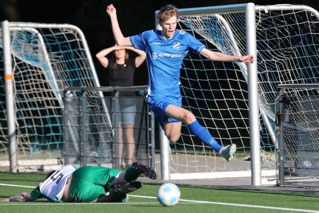 Niklas Ohm vom SV Hochlar 28 springt über ETG-Spieler Tim Gilgner.
