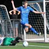 Niklas Ohm vom SV Hochlar 28 springt über ETG-Spieler Tim Gilgner.