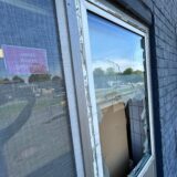 Durch dieses eingeschlagene Fenster drangen der oder die Täter ins Gebäude ein.