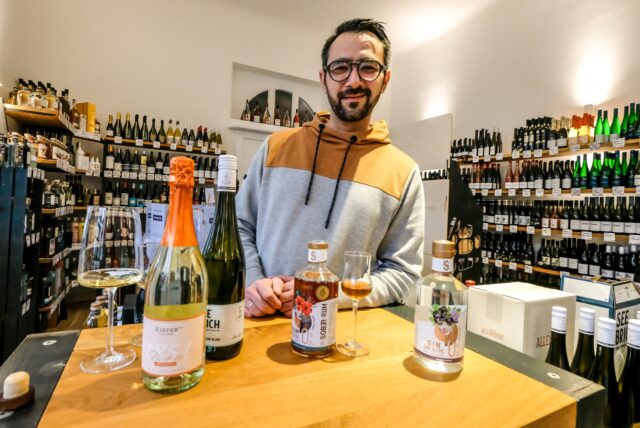 Hoch die Tassen? Was da an Wein, Sekt und Bränden bei Feinherb und Konsorten, dem Weinhandel in der Katze im Busch, vor Inhaber Sebastian Banhold auf dem Tisch steht, hat summa summarum 0,0 Prozent.