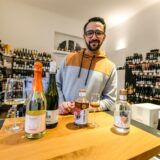 Hoch die Tassen? Was da an Wein, Sekt und Bränden bei Feinherb und Konsorten, dem Weinhandel in der Katze im Busch, vor Inhaber Sebastian Banhold auf dem Tisch steht, hat summa summarum 0,0 Prozent.