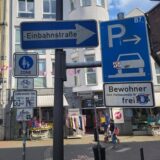 Verkehrsschilder an der Steinstraße/ Ecke Klosterstraße in der Innenstadt von Recklinghausen sind mit mehreren Stickern beklebt worden.