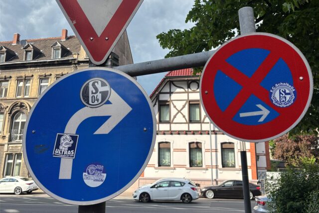 Mit Stickern beklebte Verkehrsschilder in der Innenstadt von Recklinghausen, aufgenommen am 5. Mai 2025.