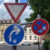 Mit Stickern beklebte Verkehrsschilder in der Innenstadt von Recklinghausen, aufgenommen am 5. Mai 2025.