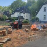 Brennendes Baumholz auf einem Grundstück an der Marschallstraße.