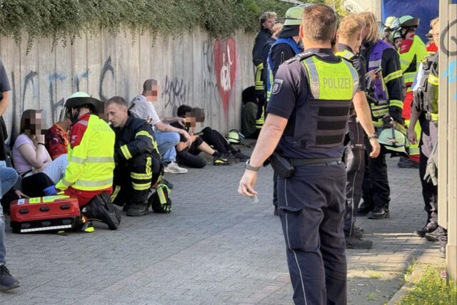 Fahrgäste der verunglückten Bahn werden am Dienstag (13.5.) kurz nach dem Unfall an der Evinger Straße behandelt.