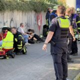 Fahrgäste der verunglückten Bahn werden am Dienstag (13.5.) kurz nach dem Unfall an der Evinger Straße behandelt.