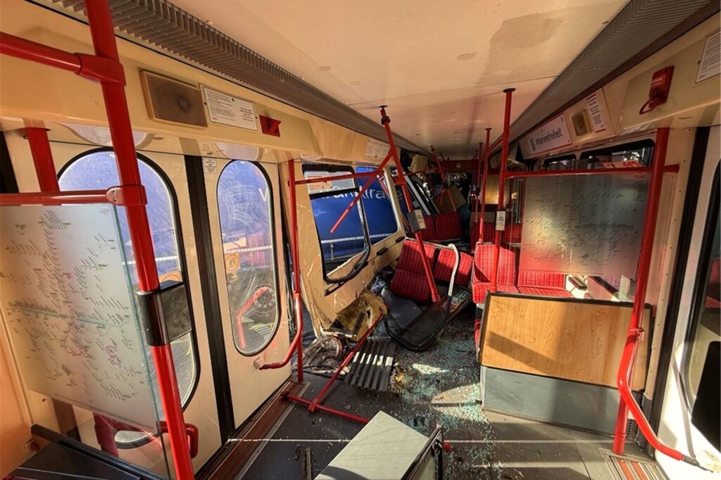 Ein Bild aus dem Innern eines stark beschädigten Stadtbahn-Waggons nach einem Unfall in Dortmund. Ein Bild aus dem Innern eines stark beschädigten Stadtbahn-Waggons nach einem Unfall in Dortmund.