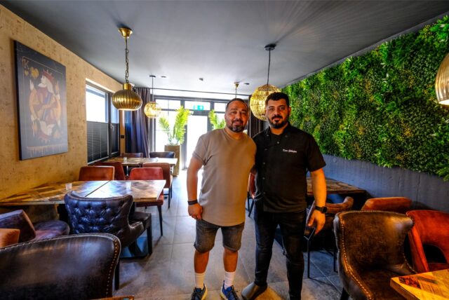 Vural Avci und Kaan Güldogan stehen in einem kleinen Restaurant in Recklinghausen-Süd, das inzwischen wieder geschlossen hat.