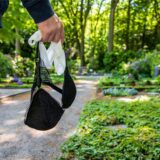 Auf dem Waldfriedhof in Herten ist eine Männerhand zu sehen, die Damen-Unterwäsche hält. (Nachgestellte Szene)