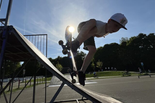 Luis Jabs – ein junger Skater – fährt auf einem Skateboard auf einer Rampe im Skatepark in Marl-Brassert.