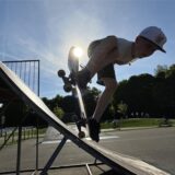 Luis Jabs – ein junger Skater – fährt auf einem Skateboard auf einer Rampe im Skatepark in Marl-Brassert.