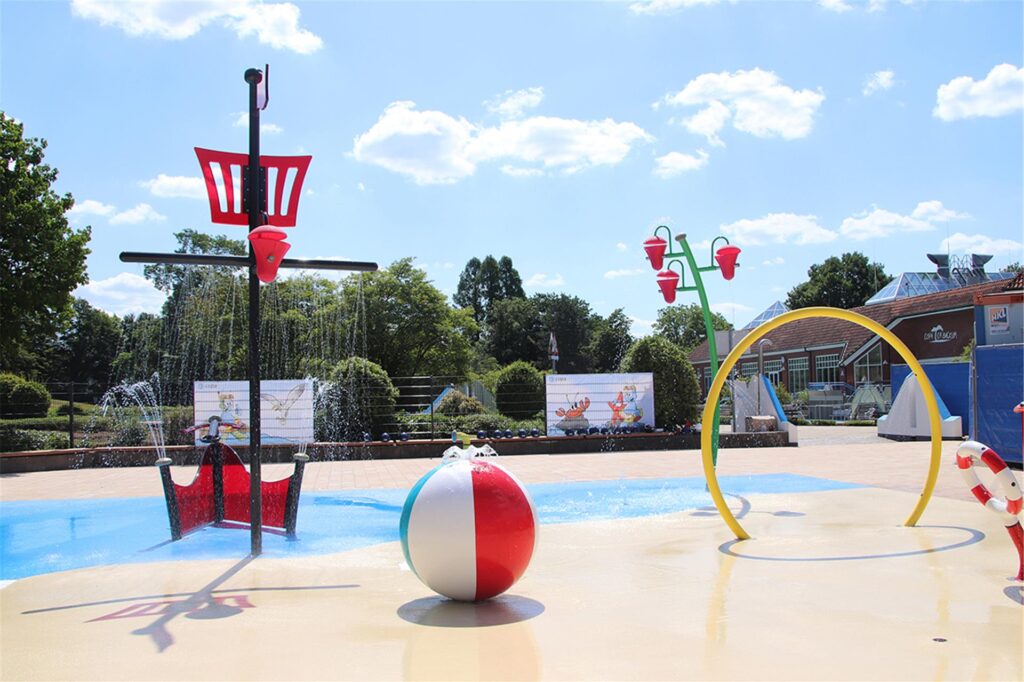 Bunte Wasserspielgeräte unter freiem Himmel. Bunte Wasserspielgeräte unter freiem Himmel.