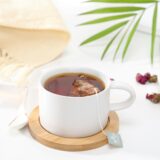 Eine Tasse Tee steht auf einem Tisch.