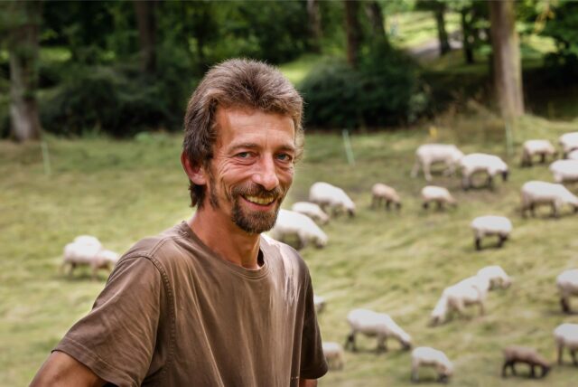 Einmal im Jahr zieht Wanderschäfer Christof May mit seinen Schafen quer durch Hörde.