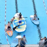 Kinder auf Stand-up Paddle im Freibad Sythen