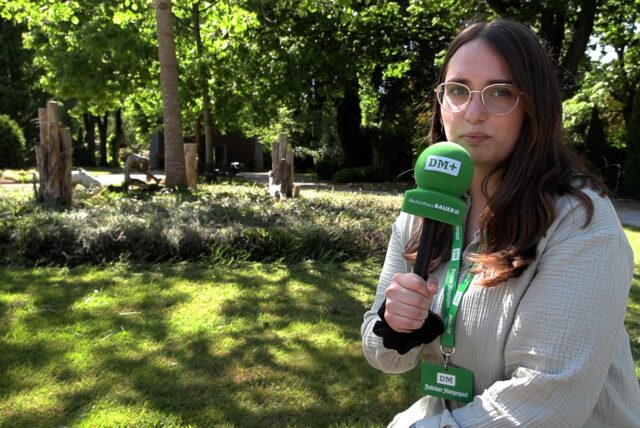 Unsere Reporterin vor heimischem Heidekraut auf dem Dattelner Hauptfriedhof.