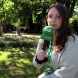 Unsere Reporterin vor heimischem Heidekraut auf dem Dattelner Hauptfriedhof.