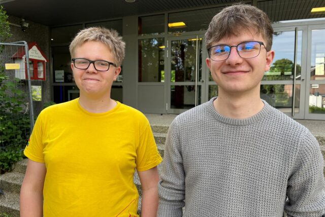 Zwei Schüler stehen vor dem Theodor-Heuss-Gymnasium in Waltrop.