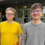 Zwei Schüler stehen vor dem Theodor-Heuss-Gymnasium in Waltrop.