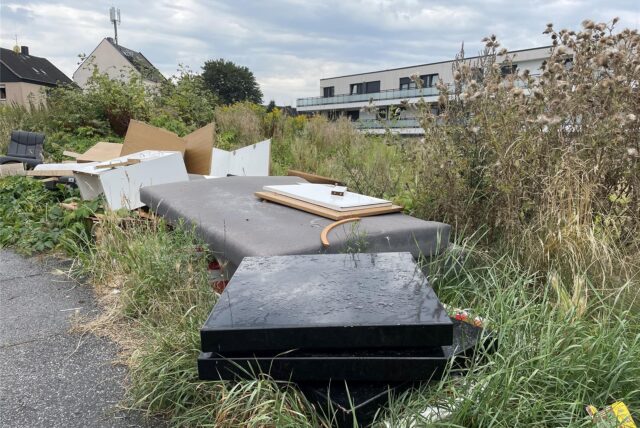 Stühle, Schränke, ein Kühlschrank und vieles mehr sind zuletzt wieder illegal in der Ursulastraße in Lütgendortmund entsorgt worden.