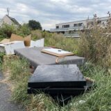 Stühle, Schränke, ein Kühlschrank und vieles mehr sind zuletzt wieder illegal in der Ursulastraße in Lütgendortmund entsorgt worden.