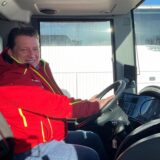 Daniel Minarzik sitzt am Lenkrad eines Busses.