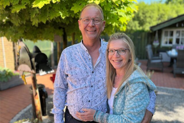 Andreas und Monja Benterbusch stehen in ihrem Garten.