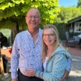 Andreas und Monja Benterbusch stehen in ihrem Garten.
