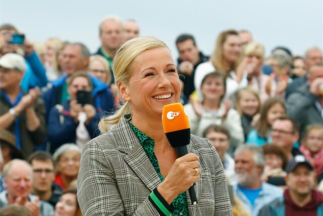 Moderatorin Andrea Kiewel während der Sendung ZDF-Fernsehgarten.