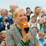 Moderatorin Andrea Kiewel während der Sendung ZDF-Fernsehgarten.
