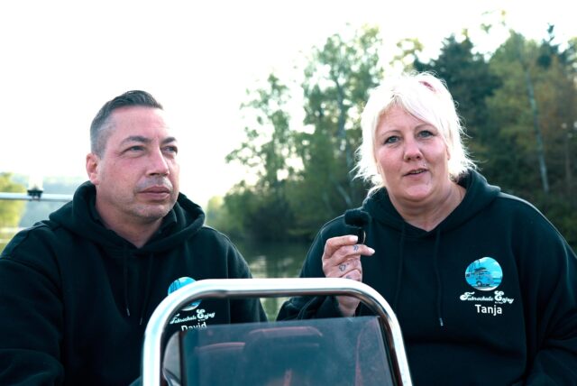 David und Tanja Duscha auf ihrem Motorboot.