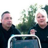 David und Tanja Duscha auf ihrem Motorboot.