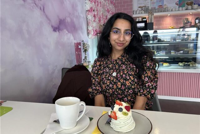 Rosi Taslima Azam in einem Café.