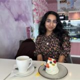 Rosi Taslima Azam in einem Café.